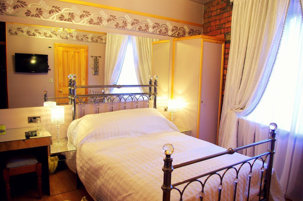 Crown House Suites Halifax Room photo
